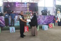 Wakil Bupati Sukabumi, Iyos Somantri, menyerahkan piala juara umum | Foto : Istimewa