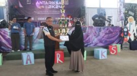 Wakil Bupati Sukabumi, Iyos Somantri, menyerahkan piala juara umum | Foto : Istimewa