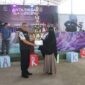 Wakil Bupati Sukabumi, Iyos Somantri, menyerahkan piala juara umum | Foto : Istimewa