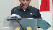 Ketua Fraksi Demokrat, Saepuloh saat memaparkan pandangan umum terhadap Raperda perubahan nomenklatur dan badan hukum Perumda BPR Sukabumi, Kamis (10/3/2025).