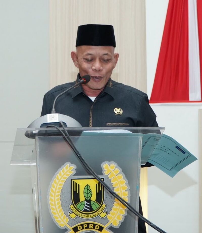 Ketua Fraksi Demokrat, Saepuloh saat memaparkan pandangan umum terhadap Raperda perubahan nomenklatur dan badan hukum Perumda BPR Sukabumi, Kamis (10/3/2025).