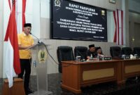 Sekretaris Fraksi Golkar DPRD Kabupaten Sukabumi, Loka Tresnajaya, menyampaikan pandangan umum pada rapat paripurna DPRD terkait dana cadangan Pilkada 2029, Jumat (16/5/2025)