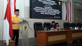 Sekretaris Fraksi Golkar DPRD Kabupaten Sukabumi, Loka Tresnajaya, menyampaikan pandangan umum pada rapat paripurna DPRD terkait dana cadangan Pilkada 2029, Jumat (16/5/2025)