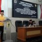 Sekretaris Fraksi Golkar DPRD Kabupaten Sukabumi, Loka Tresnajaya, menyampaikan pandangan umum pada rapat paripurna DPRD terkait dana cadangan Pilkada 2029, Jumat (16/5/2025)