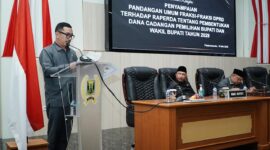 Sendi A Maulana, anggota DPRD Kab. Sukabumi dari Fraksi PDIP menyampaikan padangan umum pada rapat paripurna DPRD, Jumat (16/5/2025)