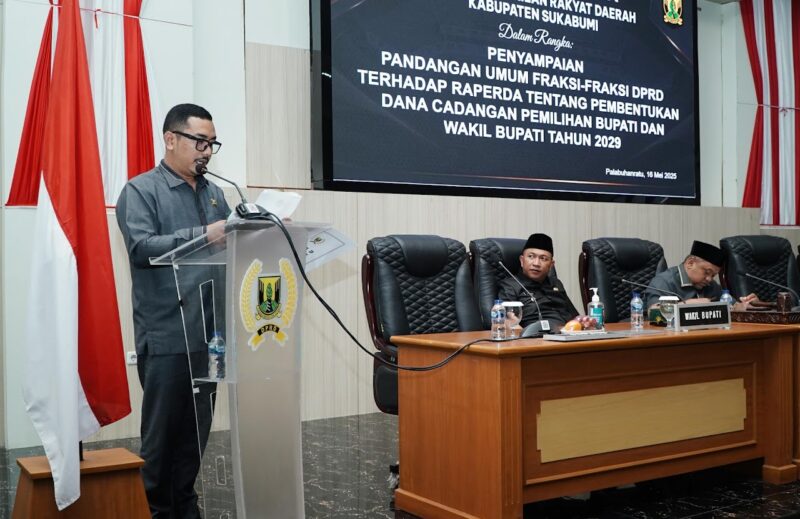 Sendi A Maulana, anggota DPRD Kab. Sukabumi dari Fraksi PDIP menyampaikan padangan umum pada rapat paripurna DPRD, Jumat (16/5/2025)