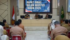 Rapat Dinas, Bupati tegaskan pentingnya sinergitas untuk menjawab tantangan pembangunan, Senin (25/8/2025). | Foto : Dok. Dokpim