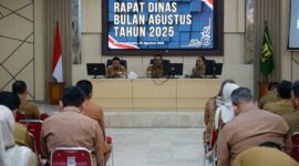 Rapat Dinas, Bupati tegaskan pentingnya sinergitas untuk menjawab tantangan pembangunan, Senin (25/8/2025). | Foto : Dok. Dokpim