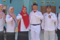 Muhammad Haikal (tengah), siswa kelas 12 paket C PKBM Muslim Cendikia yang menjadi peserta Paskibra.