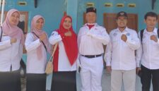 Muhammad Haikal (tengah), siswa kelas 12 paket C PKBM Muslim Cendikia yang menjadi peserta Paskibra.