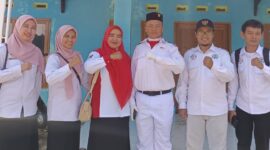 Muhammad Haikal (tengah), siswa kelas 12 paket C PKBM Muslim Cendikia yang menjadi peserta Paskibra.