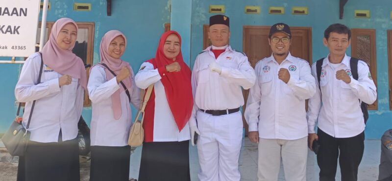 Muhammad Haikal (tengah), siswa kelas 12 paket C PKBM Muslim Cendikia yang menjadi peserta Paskibra.