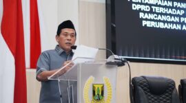 Junajah Jajah saat menyampaikan pandangan umum Fraksi PDIP terkait Raperda Perubahan APBD 2025. | Foto : Dok. DPRD