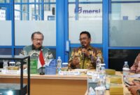 Bupati Sukabumi, Asep Japar (kanan), saat mengunjungi PT. Mersifarma Tirmaku Mercusana, Selasa (23/9/2025).