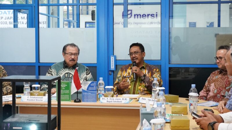 Bupati Sukabumi, Asep Japar (kanan), saat mengunjungi PT. Mersifarma Tirmaku Mercusana, Selasa (23/9/2025).