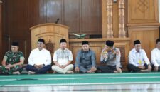 Ketua DPRD Kabupaten Sukabumi, Budi Azhar Mutawali, hadiri acara Istighosah Kubro di Masjid Agung Palabuhanratu, Kamis (4/9/2025). | Foto : Dok. Humas DPRD