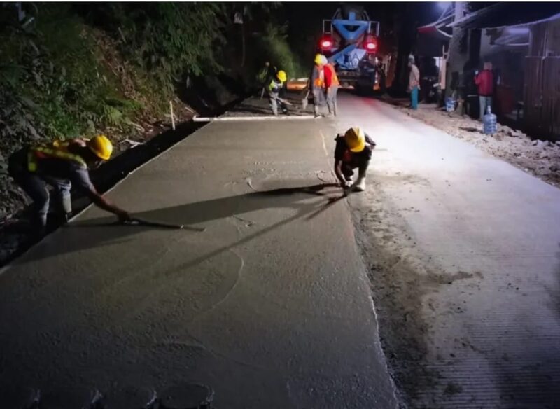 Kontruksi perkerasan beton semen ruas nagrak-Cibadak, Jumat (3/10/2025).