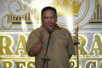 Ketua DPRD Kabupaten Sukabumi, Budi Azhar Mutawali, saat memberikan sambutan di malam keakraban harmoni budaya HJKS ke-155 di Ratu Raos & Cafe Palabuhanratu, Sabtu (4/10/2025) malam. |Foto : Dok. DPRD