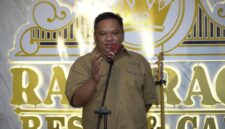 Ketua DPRD Kabupaten Sukabumi, Budi Azhar Mutawali, saat memberikan sambutan di malam keakraban harmoni budaya HJKS ke-155 di Ratu Raos & Cafe Palabuhanratu, Sabtu (4/10/2025) malam. |Foto : Dok. DPRD