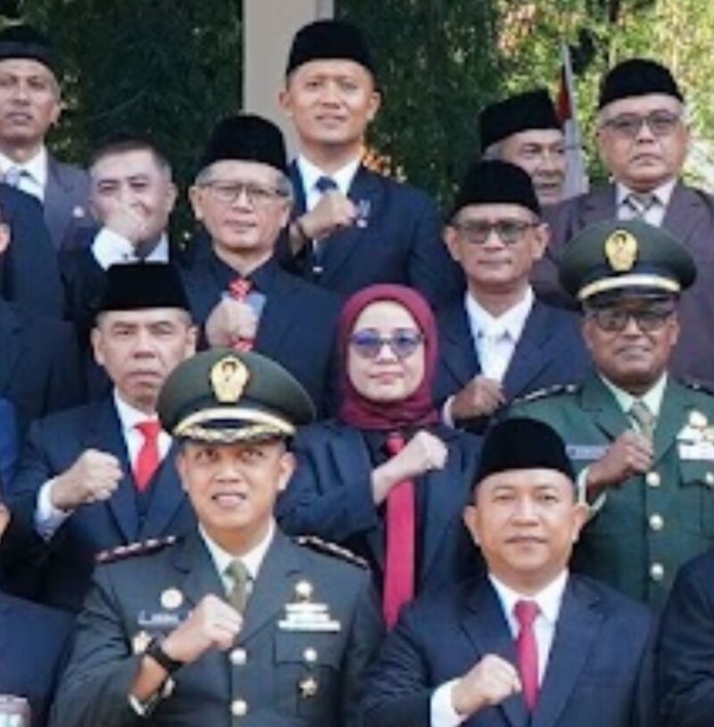 Plt Kadis Perkim Kabupaten Sukabumi, Herdiawan Waryadi (belakang tengah), saat mengikuti Upacara Hari Kesaktian Pancasila 2025 di Alun-Alun Palabuhanratu, Rabu (1/10/2025).