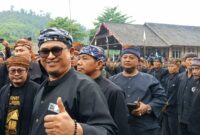 Kepala Dinas Pariwisata Kabupaten Sukabumi, Sendi Apriadi, saat menghadiri Seren Taun ke-657 di Desa Sirnaresmi, Kecamatan Cisolok, Kabupaten Sukabumi, Minggu (5/10/2025).