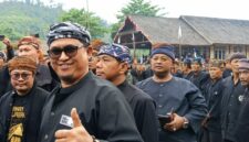 Kepala Dinas Pariwisata Kabupaten Sukabumi, Sendi Apriadi, saat menghadiri Seren Taun ke-657 di Desa Sirnaresmi, Kecamatan Cisolok, Kabupaten Sukabumi, Minggu (5/10/2025).