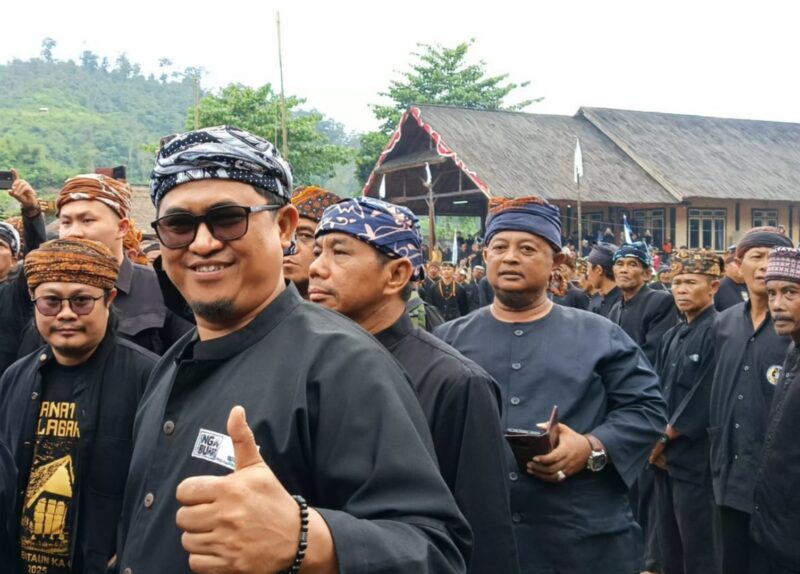 Kepala Dinas Pariwisata Kabupaten Sukabumi, Sendi Apriadi, saat menghadiri Seren Taun ke-657 di Desa Sirnaresmi, Kecamatan Cisolok, Kabupaten Sukabumi, Minggu (5/10/2025).