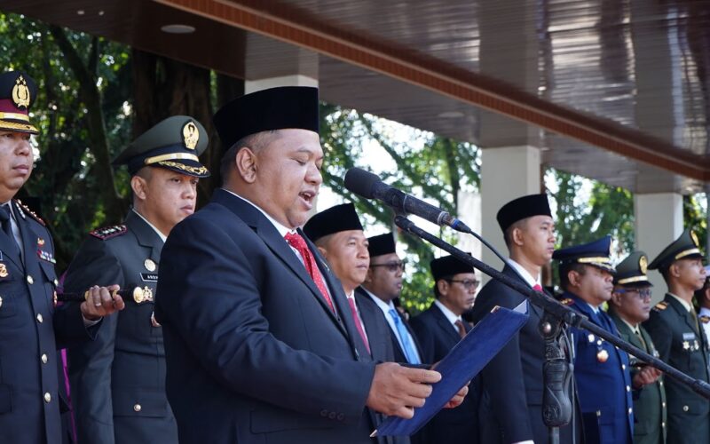 Ketua DPRD Kabupaten Sukabumi, Budi Azhar Mutawali, saat membacakan Naskah Ikrar Hari Kesaktian Pancasila di Alun-Alun Palabuhanratu, Rabu (1/10/2025). |Foto : Dok. DPRD