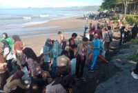 Aksi bersih pantai oleh Dinas Pariwisata Kabupaten Sukabumi