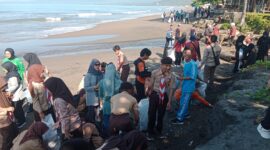 Aksi bersih pantai oleh Dinas Pariwisata Kabupaten Sukabumi