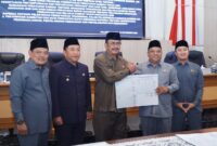 Penandatanganan Berita Acara Persetujuan Bersama antara Pimpinan DPRD dan Bupati Sukabumi