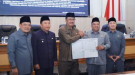 Penandatanganan Berita Acara Persetujuan Bersama antara Pimpinan DPRD dan Bupati Sukabumi