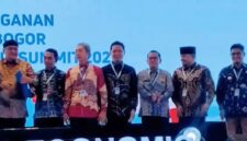 Kepala Dinas Perkim Kabupaten Sukabumi, Sendi Apriadi, (sisi kanan).