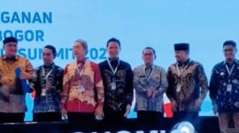 Kepala Dinas Perkim Kabupaten Sukabumi, Sendi Apriadi, (sisi kanan).