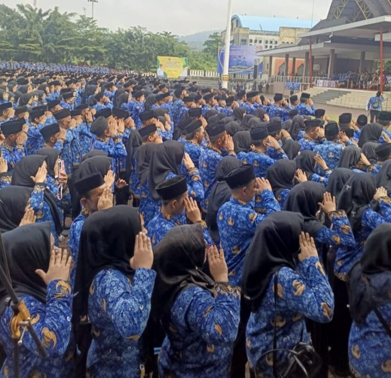 Pelantikan PPPK paruh waktu di Lapang Cangehgar, Palabuhanratu, Kabupaten Sukabumi, Kamis (4/12/2025).