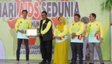 Ketua DPRD Kabupaten Sukabumi, Budi Azhar Mutawali (dari kanan kedua), saat menghadiri peringatan hari AIDS sedunia di Pendopo Sukabumi, Sabtu (6/12/2025)