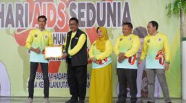 Ketua DPRD Kabupaten Sukabumi, Budi Azhar Mutawali (dari kanan kedua), saat menghadiri peringatan hari AIDS sedunia di Pendopo Sukabumi, Sabtu (6/12/2025)