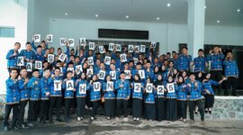 78 pegawai honorer sekretariat DPRD foto bersama dihalaman depan Gedung DPRD Kabupaten Sukabumi usai pelantikan PPPK paruh waktu, Kamis (4/12/2025). | Foto : Dok. DPRD