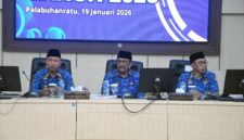 Bupati Sukabumi, Asep Japar (tengah)