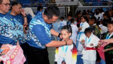 Bupati Sukabumi, Asep Japar, menyerahkan medali kepada para atlet