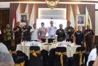 Ketua DPRD Kabupaten Sukabumi, Budi Azhar Mutawali (ujung kiri)