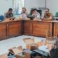 Rapat kerja DPRD Kabupaten Sukabumi melalui Bapemperda, di Kantos Dishub, Jumat (9/1/2026).