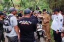 Kepala Disperkim Kabupaten Sukabumi, Sendi Apriadi, saat survei lokasi terdampak bencana