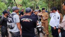 Kepala Disperkim Kabupaten Sukabumi, Sendi Apriadi, saat survei lokasi terdampak bencana