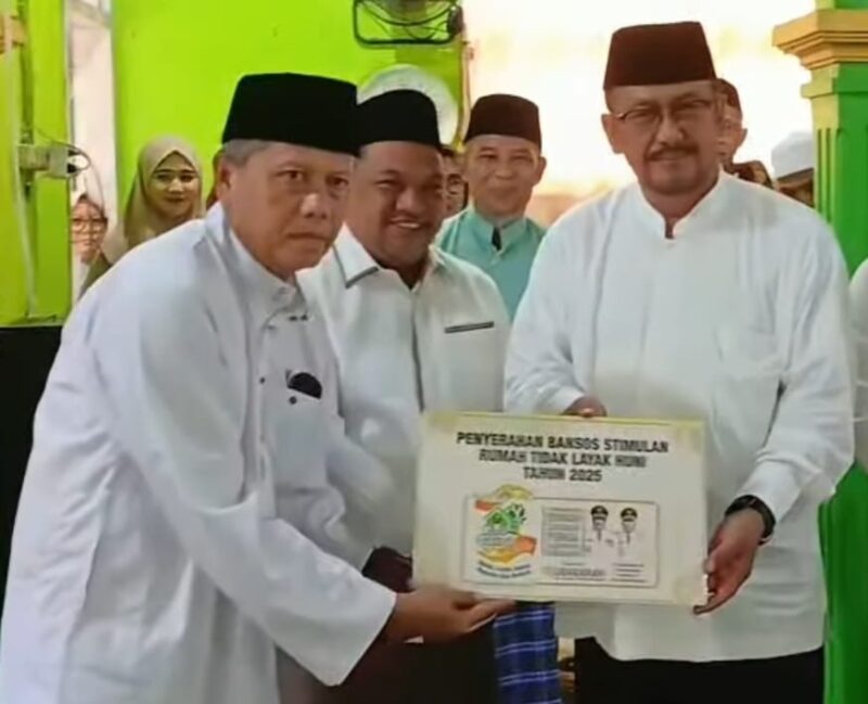 Ketua DPRD Kabupaten Sukabumi, Budi Azhar Mutawali (tengah)