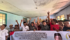 Anggota DPRD Kabupaten Sukabumi, Junajah Jajah Nurdiansyah, bersama warga poto bersama usai melaksanakan reses, Rabu (3/6/2026).