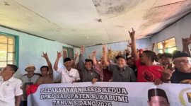 Anggota DPRD Kabupaten Sukabumi, Junajah Jajah Nurdiansyah, bersama warga poto bersama usai melaksanakan reses, Rabu (3/6/2026).