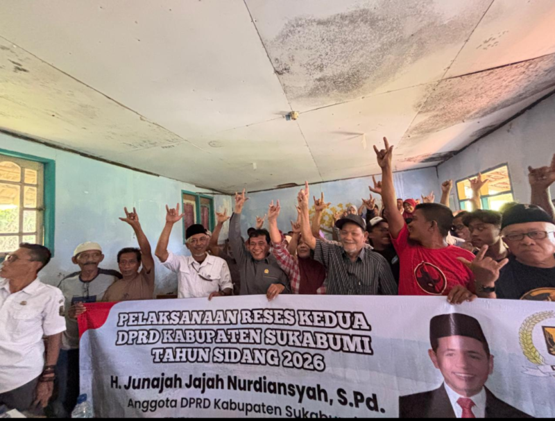 Anggota DPRD Kabupaten Sukabumi, Junajah Jajah Nurdiansyah, bersama warga poto bersama usai melaksanakan reses, Rabu (3/6/2026).