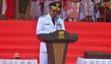 Bupati Sukabumi, Asep Japar, saat menyampaikan amanat dalam Upacara Peringatan HUT RI ke-81, Senin (17/8/2026).