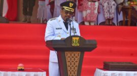 Bupati Sukabumi, Asep Japar, saat menyampaikan amanat dalam Upacara Peringatan HUT RI ke-81, Senin (17/8/2026).
